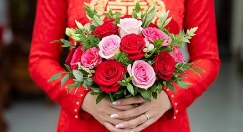 Tuổi Tuất Cưới Ngày Nào Tốt: Lịch 2026 Và Cách Hóa Giải 5 Bó hoa cưới cầm tay rực rỡ với sắc đỏ và hồng được kết tỉ mỉ mang lại may mắn cho cô dâu mệnh Thổ