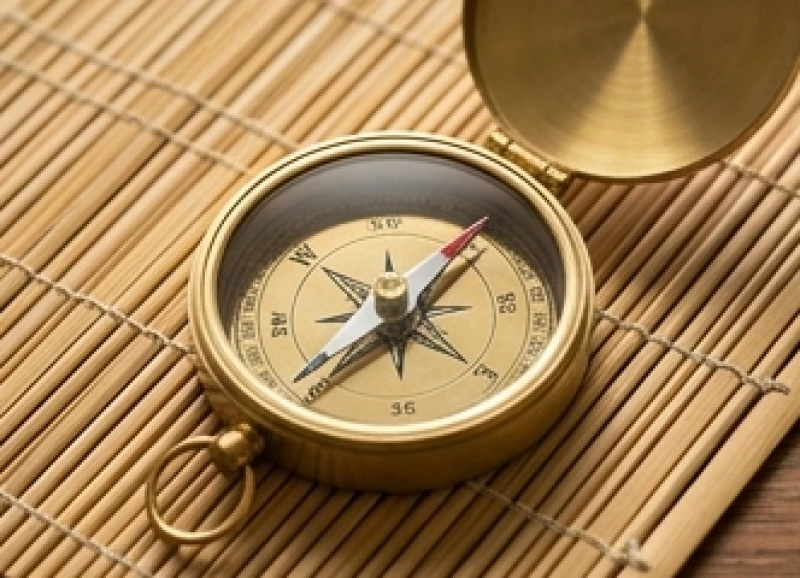 Chiếc la bàn bằng đồng nguyên khối chỉ về phương Đông Nam giúp tìm hướng Hỷ thần