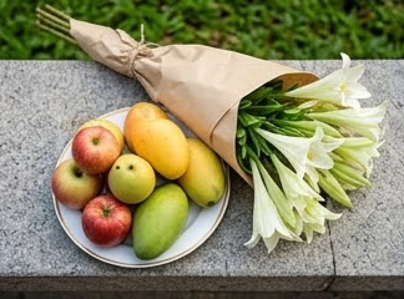 Đĩa trái cây tươi gồm táo, xoài và bó hoa huệ tây trắng thanh tao dùng làm lễ vật dâng Bác.
