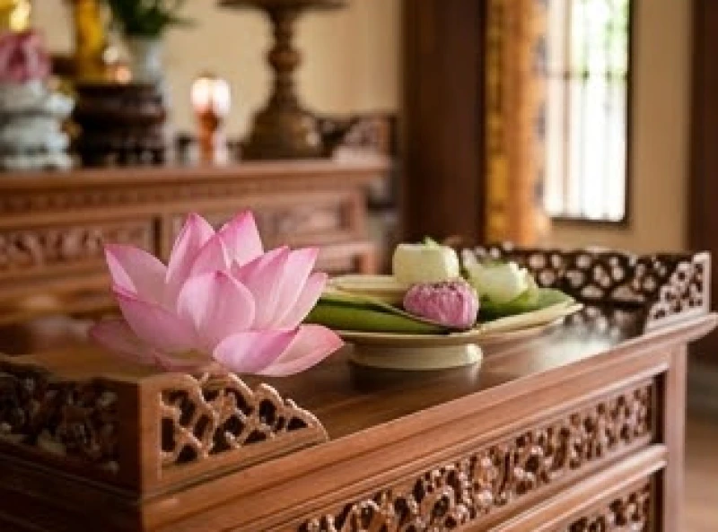 Văn khấn sám hối tại chùa: Trình tự các ban và mâm lễ chuẩn 5 Đĩa hoa sen hồng tươi tắn được xếp gọn gàng trên án thư gỗ dâng lên chư Phật