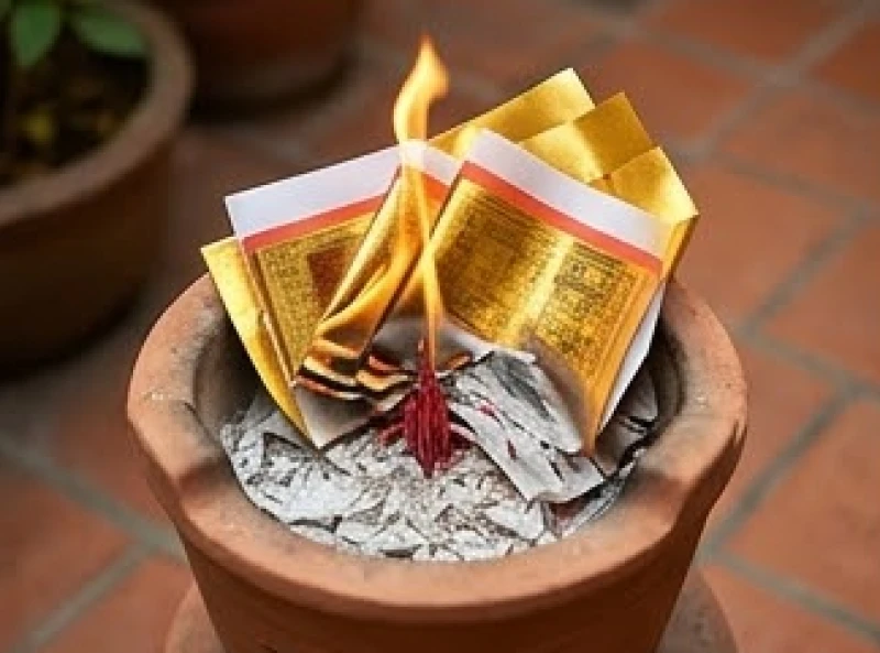 Văn khấn tất niên gia tiên: Bản Nôm chuẩn và trình tự nghi lễ 9 Gia chủ tiến hành hóa sớ và tiền vàng mã trong lò đốt bằng đất nung sau khi hương tàn