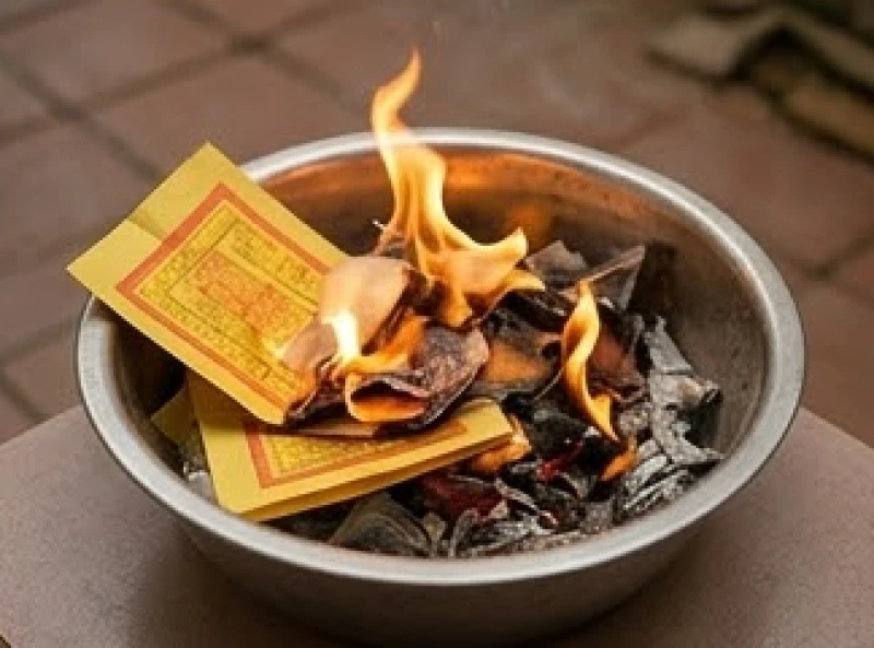 Văn khấn cầu thi đỗ tại nhà: Bài cúng gia tiên và cách làm lễ 10 Nghi thức hóa vàng mã và đốt sớ cầu thi đỗ sau khi đã hoàn tất việc thắp hương