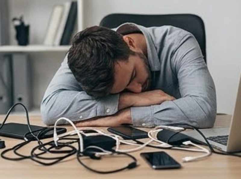 Biểu hiện kiệt quệ năng lượng tinh thần do sử dụng mạng xã hội và thiết bị điện tử quá mức