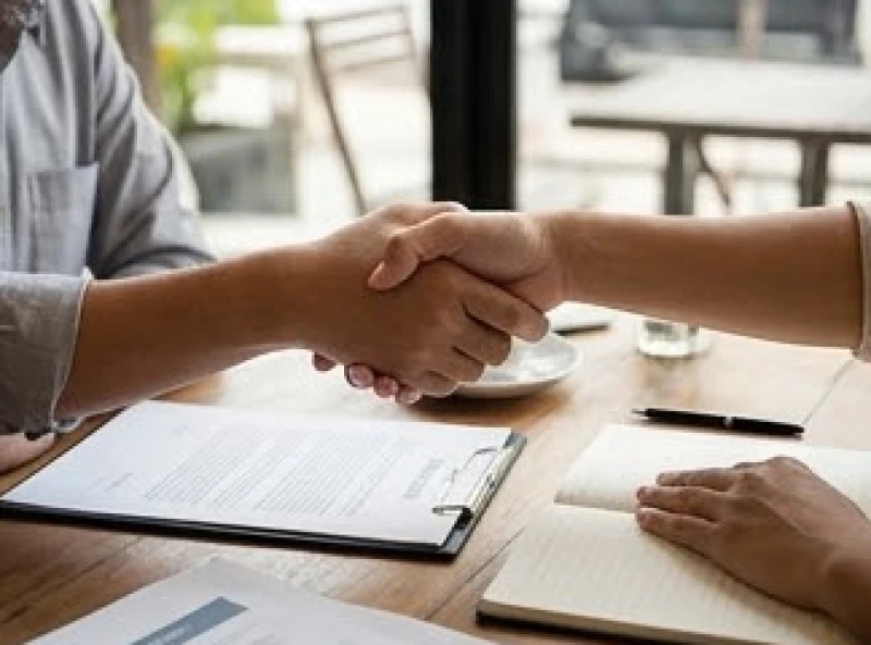 Ngón út không chạm đốt ngón áp út: Tướng số và phân biệt y khoa 4 Hai người bắt tay hợp tác kinh doanh thể hiện sự bù trừ trong quản lý tài chính
