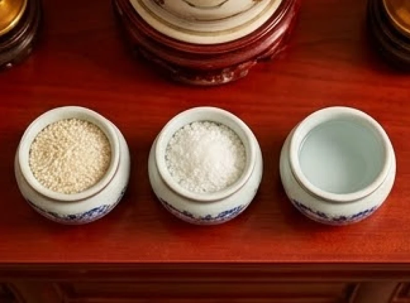 Văn khấn ngày vía Thần Tài: Bài cúng chuẩn cho mọi mô hình 5 Ba hũ sứ nhỏ đựng gạo muối và nước đặt ngay ngắn trên mặt bàn thờ gỗ