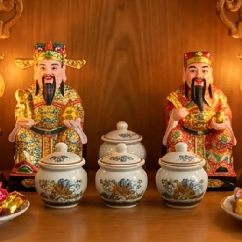 Ba hũ sứ nhỏ đựng gạo, muối và nước được đặt cố định ở vị trí giữa hai pho tượng Thần Tài Thổ Địa