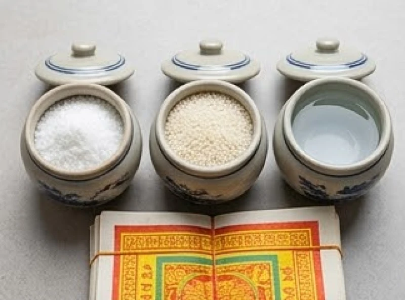 Văn khấn động thổ xây nhà: Bài cúng chuẩn và thủ tục trọn vẹn 3 Ba hũ nhỏ bằng gốm sứ đựng đầy muối, gạo và nước sạch đậy kín nắp đặt cạnh xấp tiền vàng mã