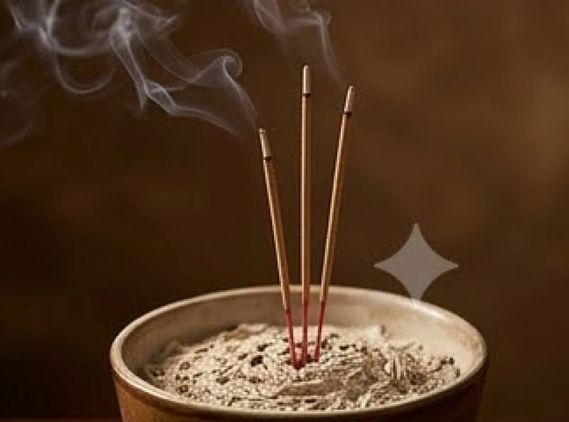 Những nén nhang đang cháy dở tỏa khói mỏng manh thể hiện sự kết nối linh thiêng