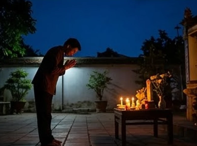 Văn khấn cúng sao giải hạn tại nhà: Sơ đồ nến, bài vị & mâm lễ 8 Gia chủ đứng vái lạy trước bàn thờ ngoài sân hướng về phía chòm sao chiếu mệnh trong đêm