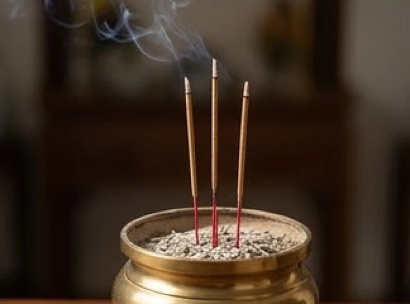 Ba nén nhang trên bàn thờ đang cháy từ từ, báo hiệu thời gian chờ đợi để chuyển sang bước khấn gia tiên