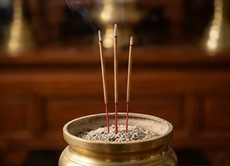 Những nén nhang trên bàn thờ đã cháy qua vạch hai phần ba, báo hiệu thời điểm thích hợp để gia chủ bái tạ và xin hạ mâm lễ