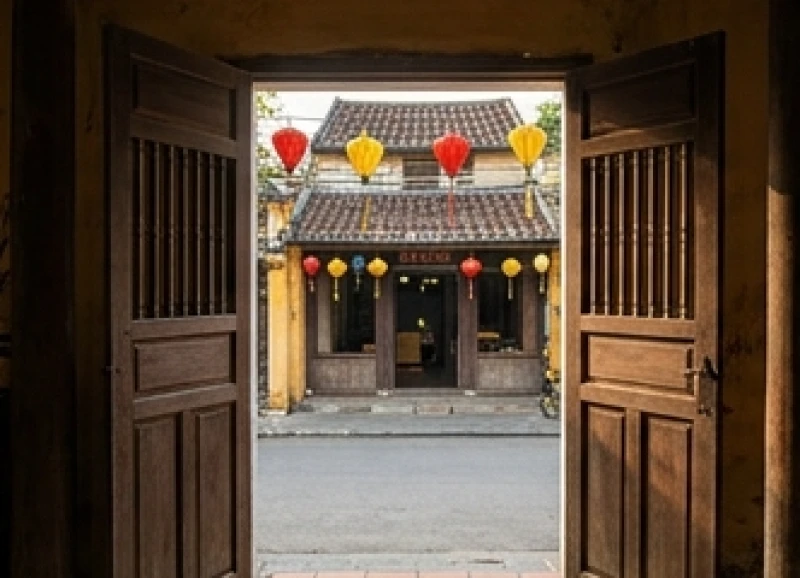 Khung cảnh bình minh ngày đầu năm khi gia chủ chuẩn bị bước ra khỏi cửa xuất hành