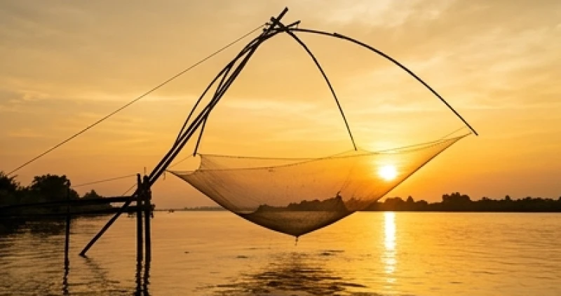 Mơ thấy tôm cá: Tra cứu điềm báo, con số & giải mã tâm lý 5 Chiếc vó truyền thống khổ lớn đang được cất lên khỏi mặt nước nhuộm ánh hoàng hôn