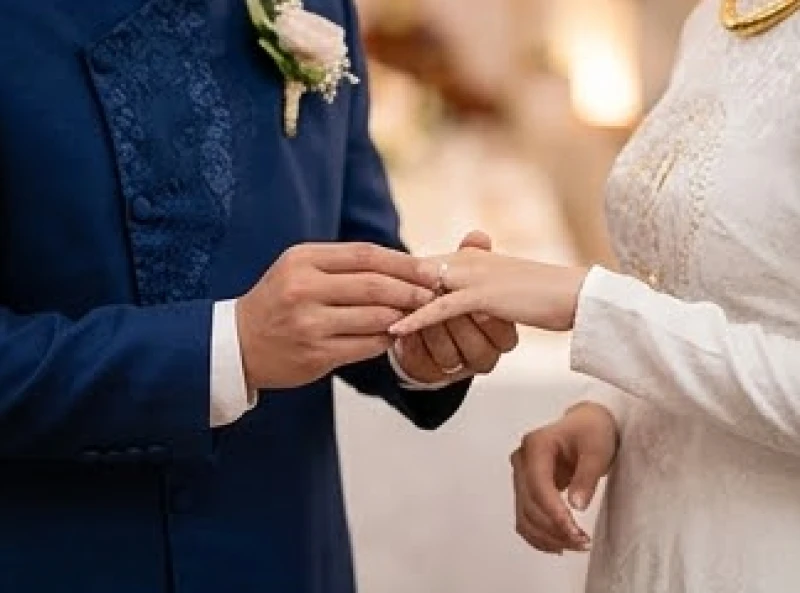 Tuổi Thìn nên cưới vào năm nào: tính tuổi nam nữ và giải hạn 7 Chú rể ân cần trao nhẫn cho cô dâu trong không gian cưới ấm cúng đại diện cho hạnh phúc bền vững