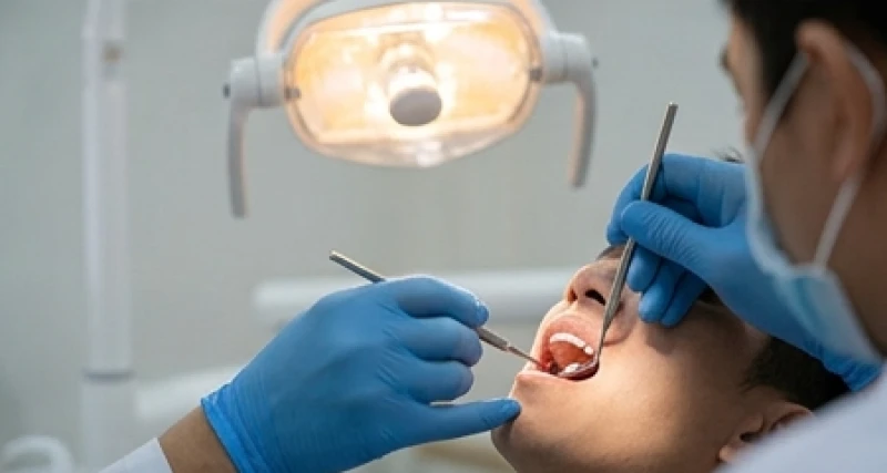 Mơ thấy răng sâu bị rụng: Giải mã điềm báo và dấu hiệu nha khoa 8 Bác sĩ nha khoa đang cẩn thận kiểm tra men răng và kẽ răng số sáu bằng các dụng cụ chuyên dụng
