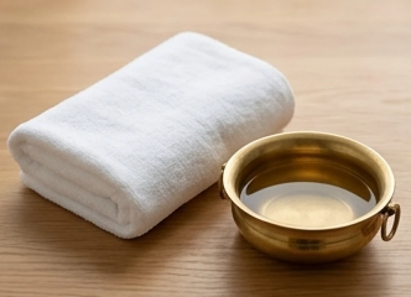 Chiếc khăn mềm sạch mới tinh cùng chậu nước gừng ấm chuẩn bị cho nghi thức bao sái không gian thờ tự