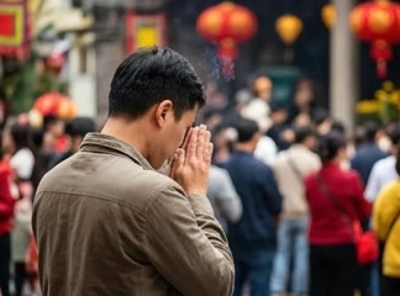 Du khách thực hiện nghi thức vái lạy nhanh gọn trong bối cảnh gian thờ đang đông đúc người qua lại