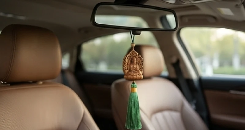 Khánh treo xe bằng khối gỗ ngọc am điêu khắc tinh xảo phối cùng dây tua rua xanh lá mộc mạc và thanh lịch