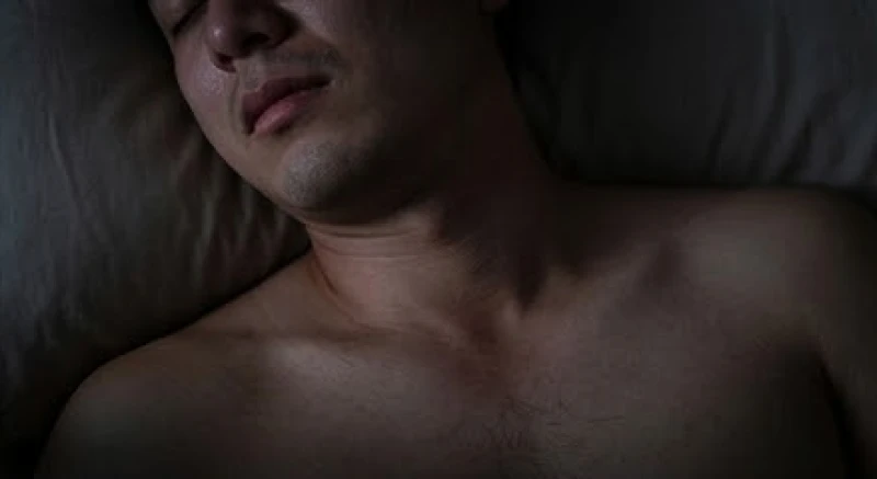 Mơ thấy bị bóp cổ: Giải mã điềm báo, bóng đè và cách khắc phục 2 Trạng thái căng thẳng của cơ thể khi lồng ngực chịu áp lực nặng nề và thiếu oxy cục bộ lúc ngủ