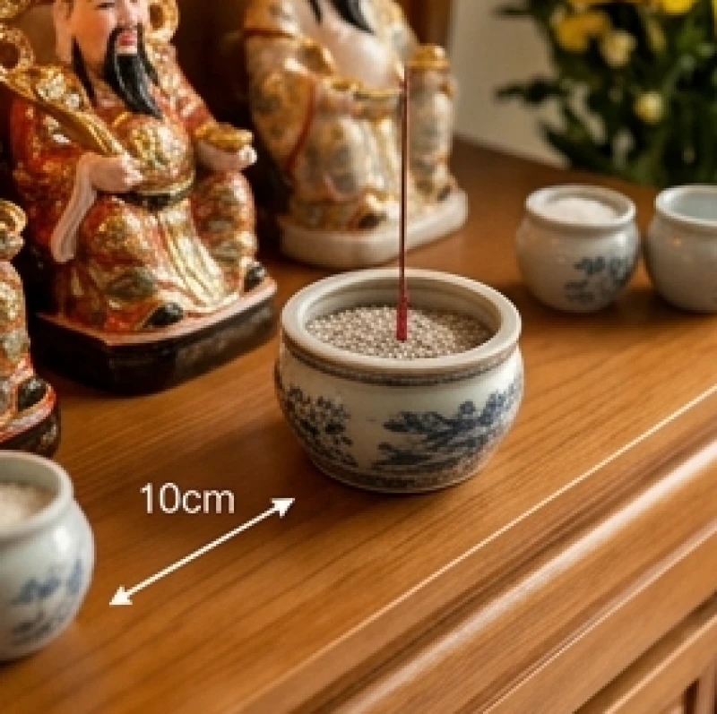 Cách bài trí bàn thờ Thần Tài cho tuổi Dần: chuẩn sơ đồ 5 mệnh 11 Duy trì khoảng cách an toàn từ mặt trước bát hương đến mép ngoài của bàn thờ để tạo sự vững chãi