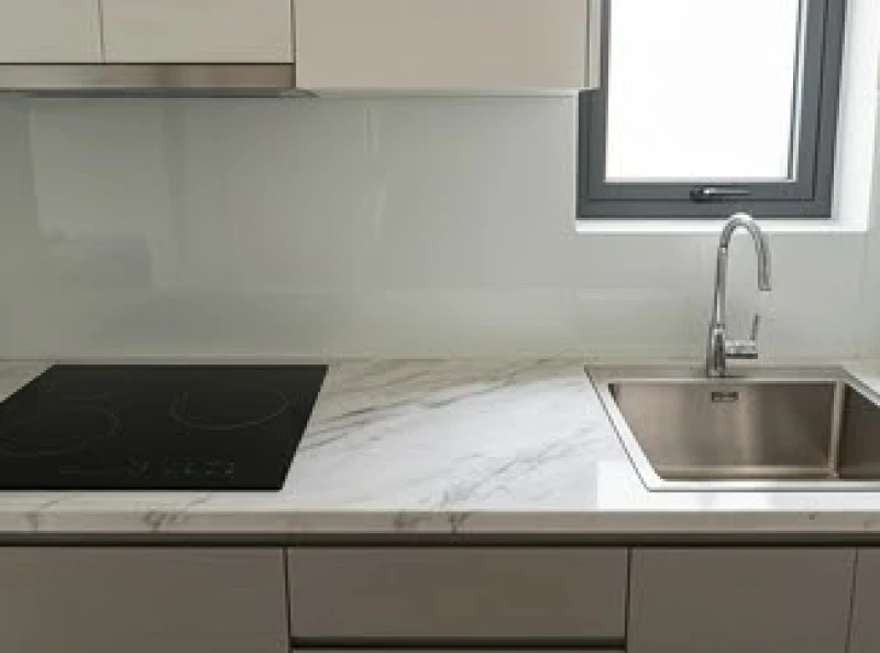 Hướng bếp hợp tuổi Dần: Bảng tra chi tiết Nam Nữ & cách hóa giải 7 Khoảng không gian mặt đá rộng rãi ngăn cách giữa khu vực bếp từ và bồn rửa chén