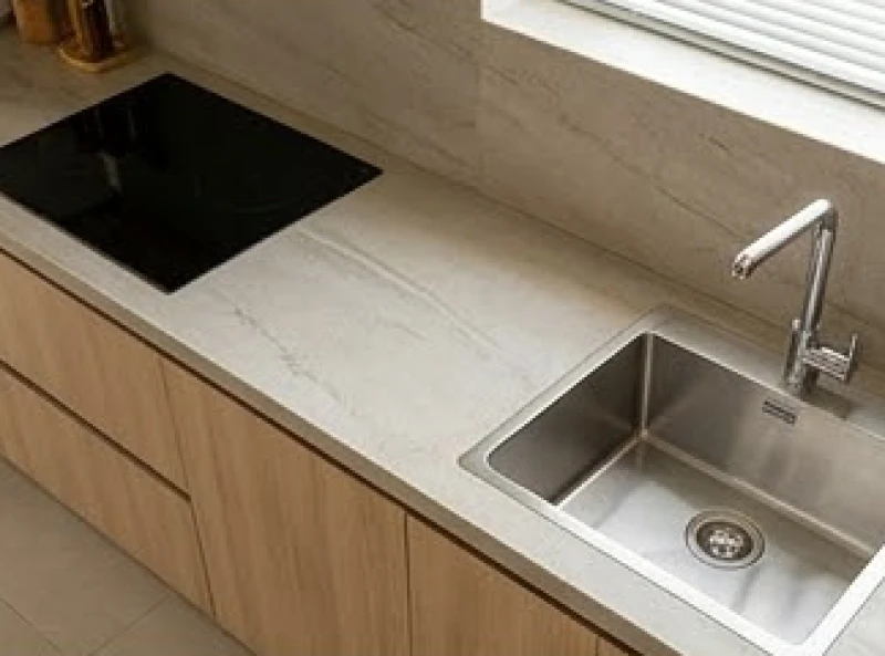 Khoảng cách an toàn giữa bếp từ và bồn rửa chén trên mặt đá hoa cương giúp cân bằng Thủy Hỏa