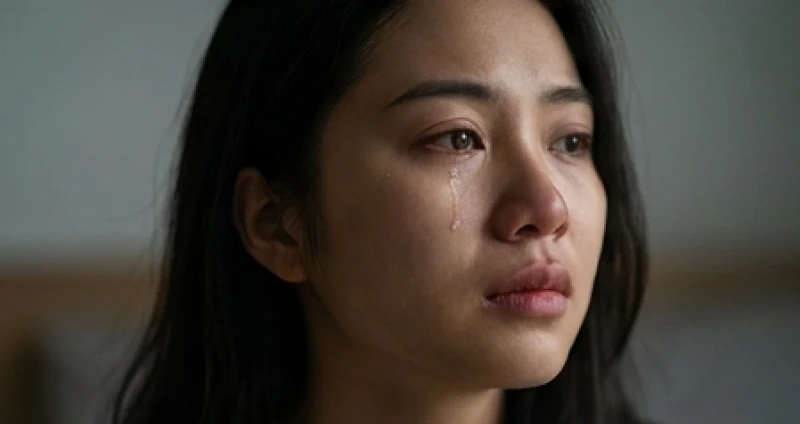 Giọt nước mắt lăn dài trên gương mặt của cô gái khi vừa choàng tỉnh khỏi cơn ác mộng căng thẳng