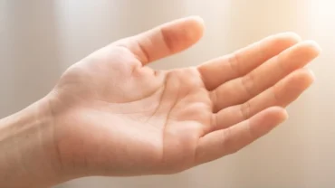 Lòng bàn tay nhẵn mịn minh chứng cho việc không có đường sức khỏe trên bàn tay, biểu tượng của thể trạng tốt