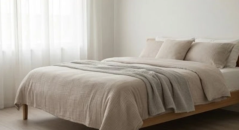 Căn phòng ngủ gọn gàng với ánh sáng ấm áp và chiếc chăn mỏng nhẹ nhàng trên giường