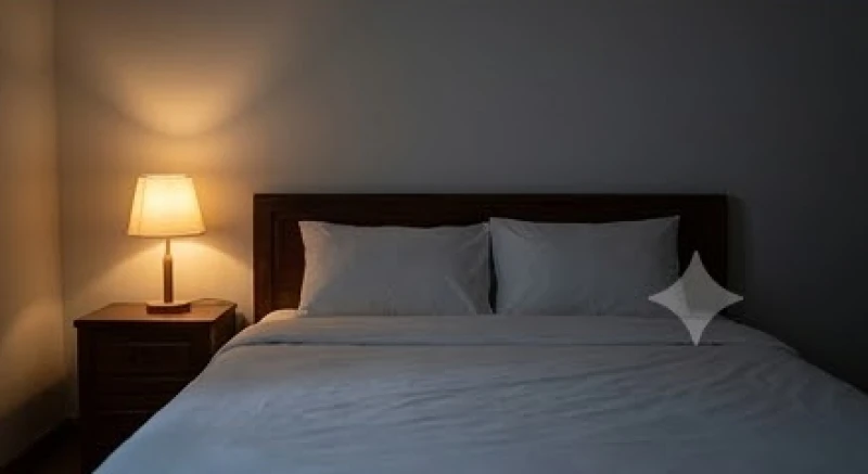 Mơ thấy bệnh tật: Giải mã điềm báo, sổ mơ & cách xoa dịu lo âu 8 Không gian phòng ngủ được dọn dẹp gọn gàng, chăn nệm êm ái dưới ánh đèn vàng dịu nhẹ