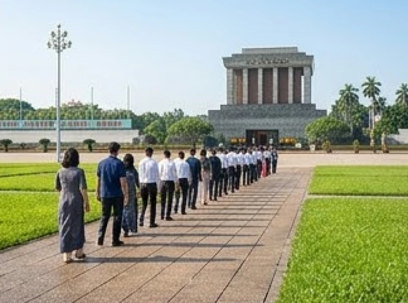 Bầu không khí tĩnh lặng và trang nghiêm nơi dòng người xếp hàng tiến vào Quảng trường Ba Đình.
