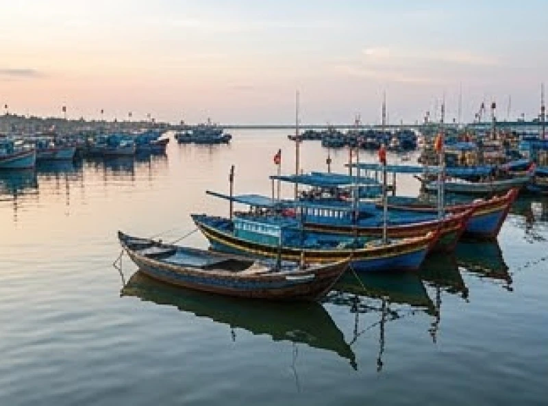 Văn khấn Bà Cậu tại ghe thuyền: Bài cúng chuẩn và vị trí dâng lễ 9 Bến đỗ tàu thuyền neo đậu san sát nhau chìm trong không gian thanh tịnh không tiếng còi xe ồn ào