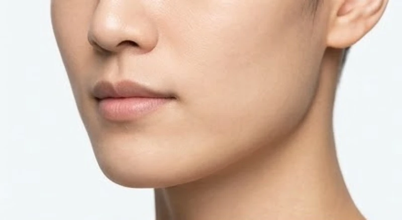 Vùng hạ đình và cung nô bộc trên khuôn mặt được thể hiện rõ ràng qua góc chụp cận cảnh