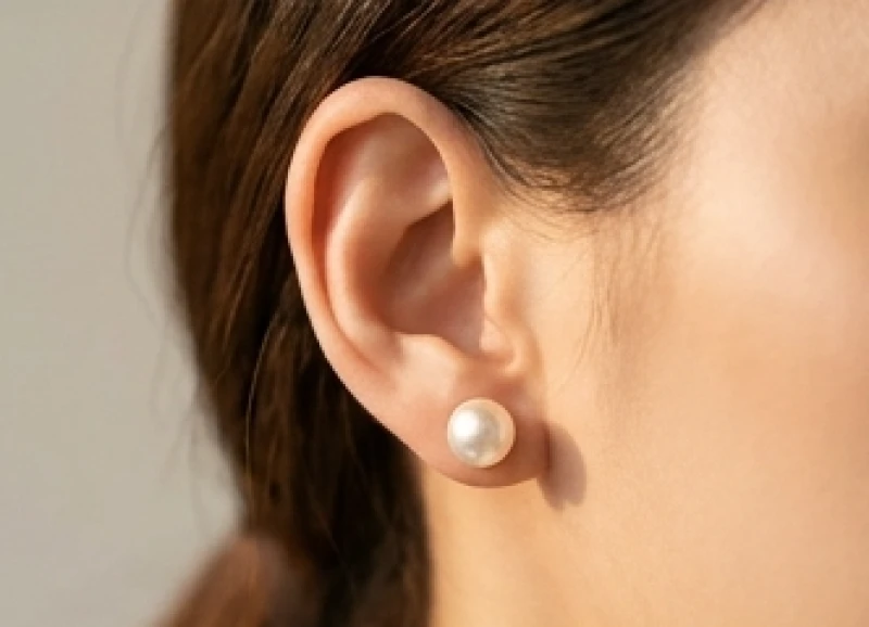 Người phụ nữ đeo khuyên tai nụ ngọc trai ôm sát dái tai che đi khuyết điểm lỗ xỏ khuyên