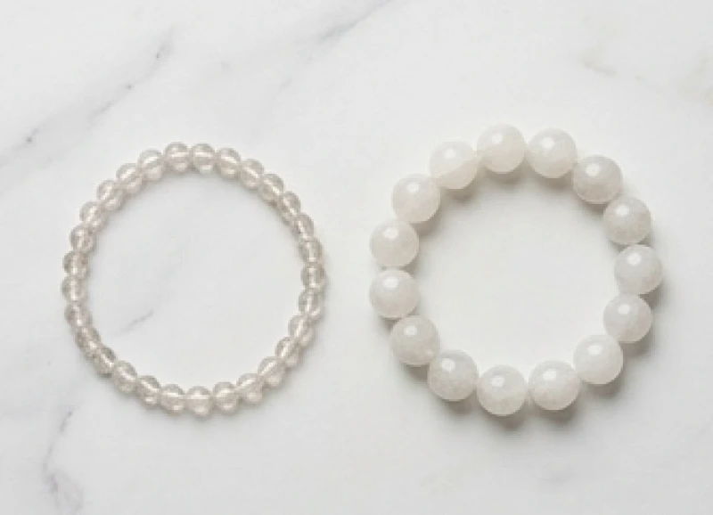 Vòng tay đá phong thủy tuổi Dần: Bảng giá và size hạt chuẩn 7 So sánh trực quan hai chiếc vòng đá có kích thước hạt 8 ly và 12 ly đặt cạnh nhau trên bàn