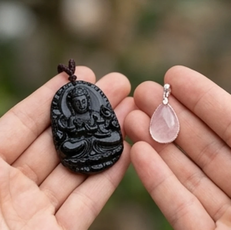 So sánh kích thước mặt dây chuyền đá lớn cho nam và mặt đá nhỏ nhắn cho nữ
