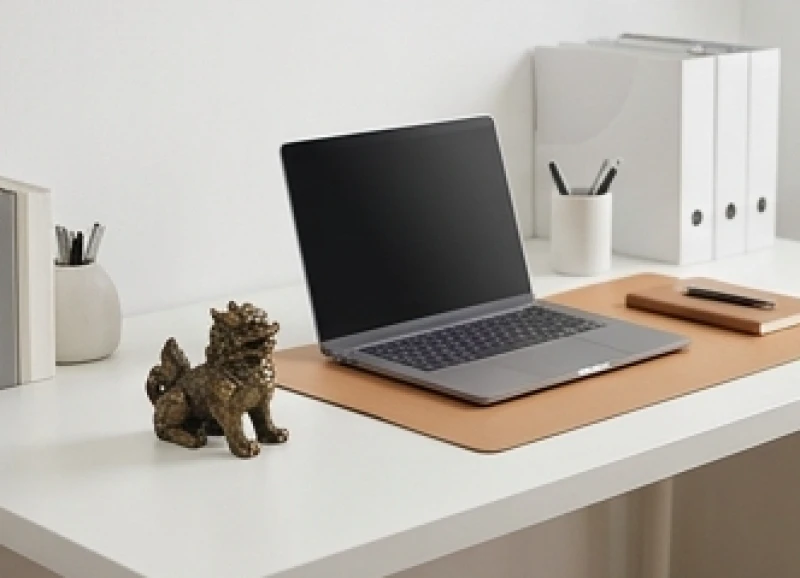 Tượng linh vật phong thủy cỡ nhỏ được bài trí gọn gàng tại góc bàn làm việc