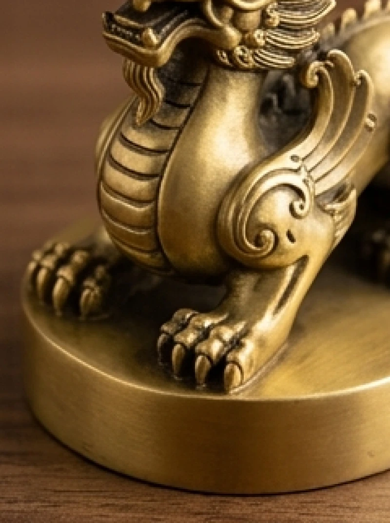 Góc chụp cận cảnh móng vuốt và bề mặt nhẵn mịn của một bức tượng phong thủy bằng đồng