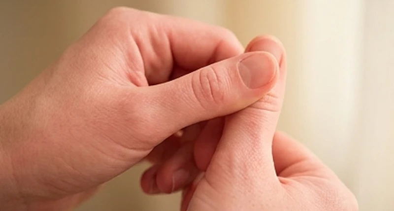 Dùng ngón tay cái ấn nhẹ vào gò Kim Tinh để kiểm tra độ nảy và đàn hồi của lớp thịt dưới da