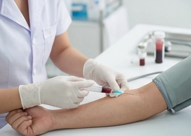 Bác sĩ chuyên khoa đang lấy mẫu máu xét nghiệm để kiểm tra chỉ số mỡ máu nhằm phòng ngừa nguy cơ đột quỵ