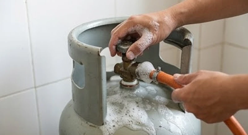 Bôi bọt xà phòng lên dây dẫn và van bình gas để kiểm tra tình trạng rò rỉ khí sau hỏa hoạn