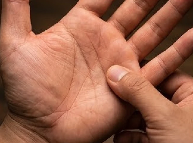 Đường tiền tài ở nam: Quy tắc chọn tay và luận giải hình thái 9 Ngón cái miết nhẹ lên gò Thủy Tinh dưới ngón út để cảm nhận đường chỉ tay tài vận