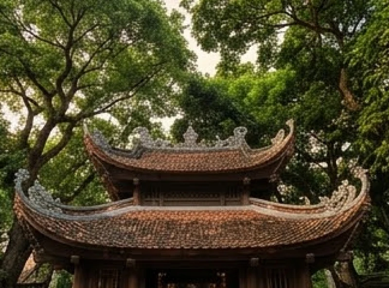 Góc mái đền cổ kính cong vút của Đền Và ẩn mình dưới những tán cây cổ thụ thiêng liêng