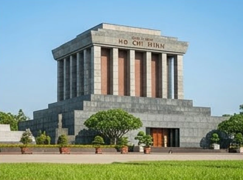 Mặt tiền uy nghiêm của công trình Lăng Chủ tịch Hồ Chí Minh được xây dựng bằng đá granite dưới nền trời xanh.