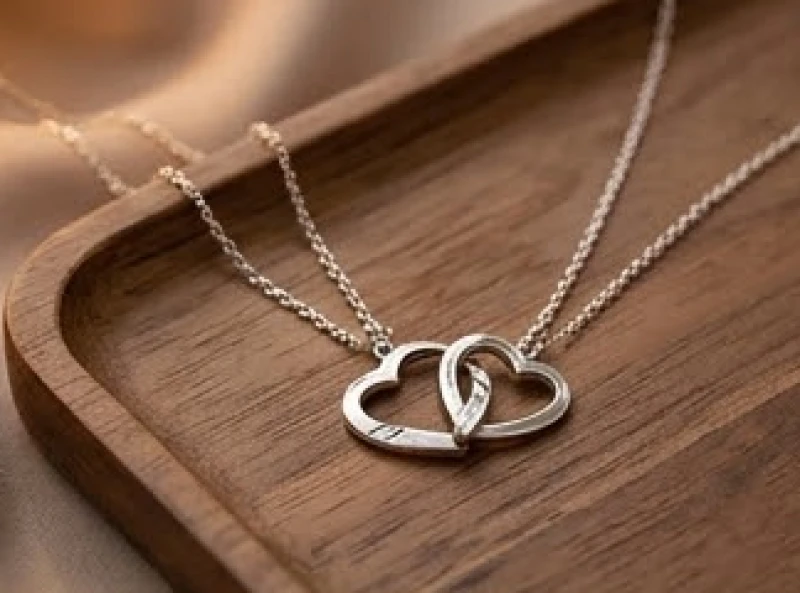 Cặp dây chuyền đôi bằng bạc lồng vào nhau tượng trưng cho sự gắn kết tình cảm lứa đôi vững chắc