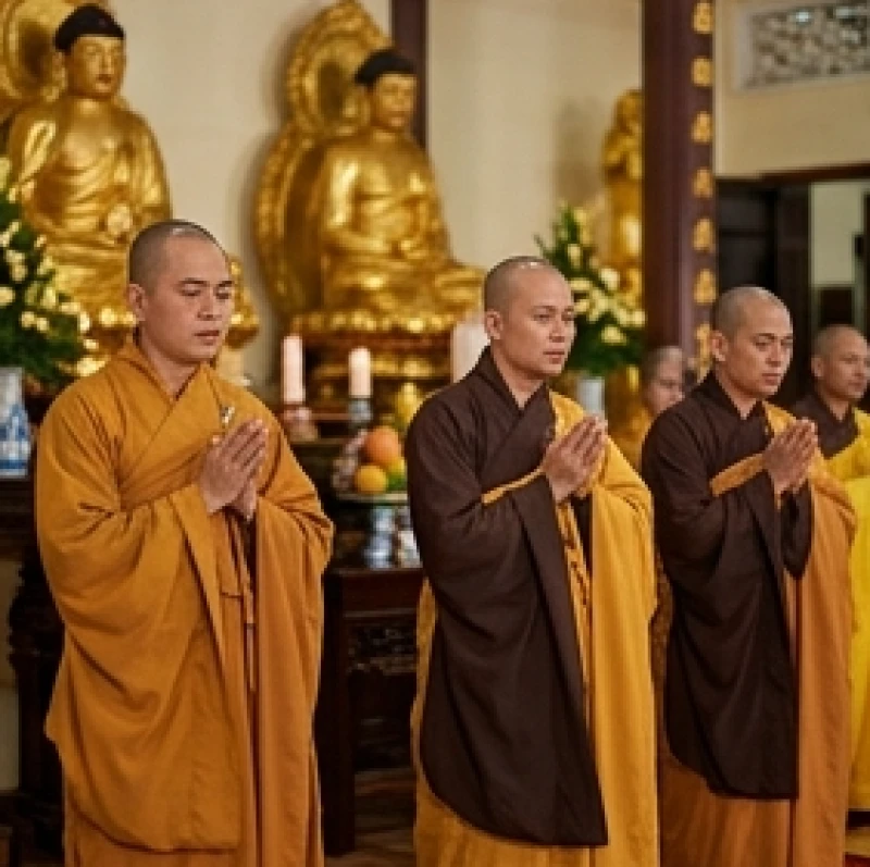 Văn khấn hết tang mẹ: Bài cúng chuẩn xưng Hiển tỷ và nghi thức 10 Chư Tăng đang tụng kinh siêu độ trong không gian thanh tịnh của ngôi chùa Phật giáo