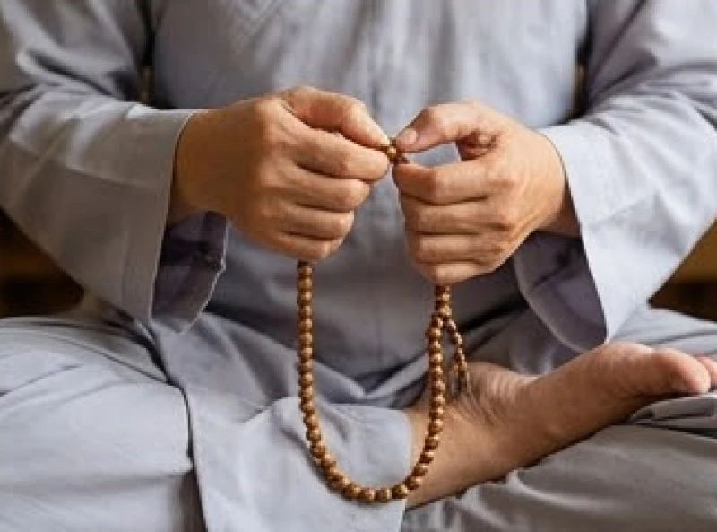 Văn khấn sám hối oan gia trái chủ: Bản chuẩn và sắm lễ tại gia 10 Ngón tay lần chuỗi hạt bồ đề khi niệm hồng danh A Di Đà Phật sau phần đọc văn khấn giải nghiệp