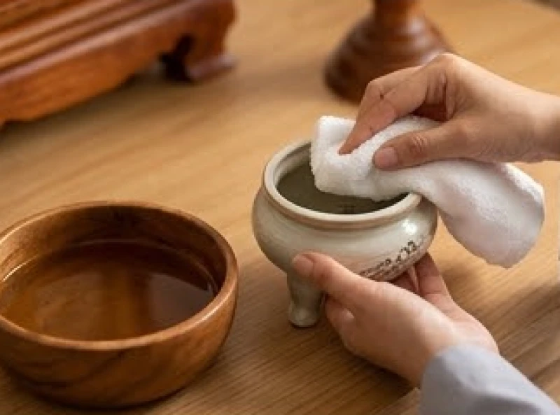 Văn khấn Diêu Trì Kim Mẫu tại nhà: Trình tự dâng lễ và bài cúng 7 Gia chủ dùng khăn bông mới và nước ngũ vị hương để tỉ mỉ bao sái bàn thờ