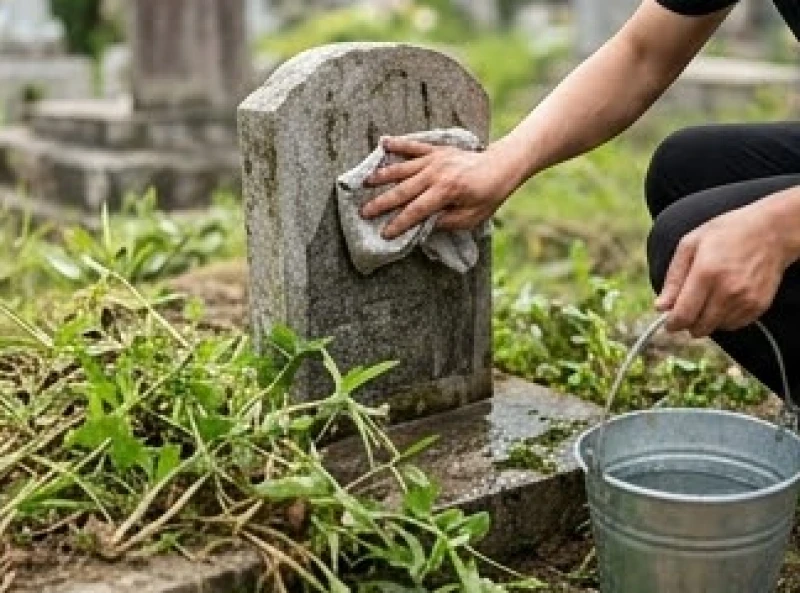 Văn khấn tảo mộ chuẩn cổ truyền và trình tự thực hiện bài bản 5 Đôi bàn tay đang cẩn thận dùng khăn sạch nhúng nước ngũ vị hương để lau chùi bề mặt bia đá