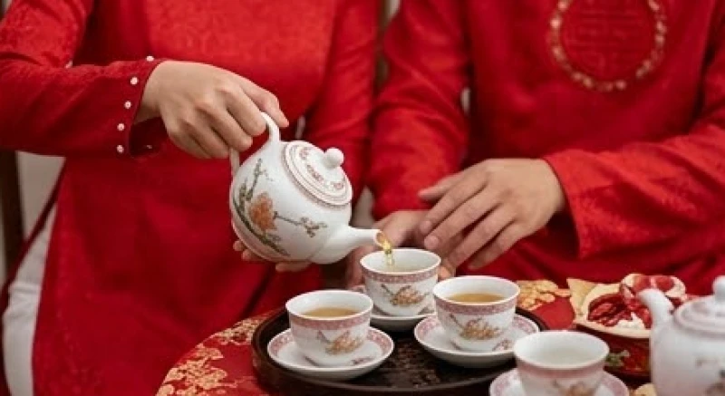 Lễ dâng trà trong đám cưới truyền thống thể hiện sự hanh thông khi khởi sự vào ngày hoàng đạo